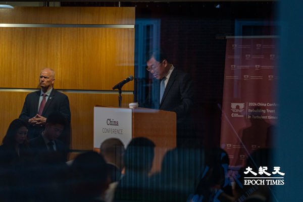 Harvard Student Protests Chinese Ambassador, Aggressive Dragging Caught on Camera