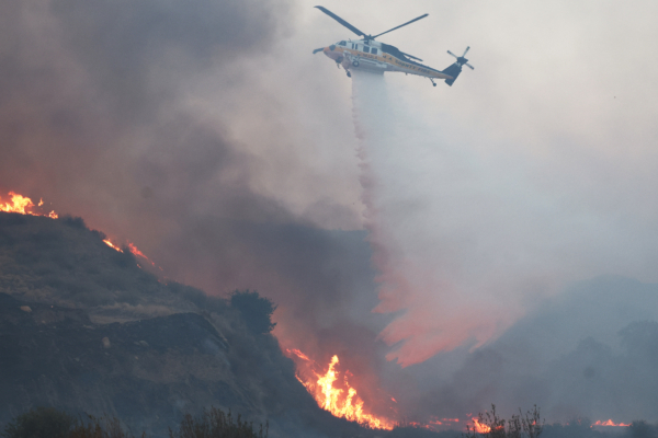 Los Angeles Wildfire Spreads Rapidly, Tens of Thousands Forced to Evacuate