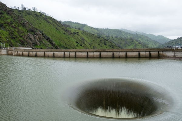 California Lakes Discover Mysterious “Deep Wells”, Strange scenery Becomes Popular Tourist Attraction