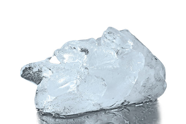 Mysterious Ice Chunk Falls from the Sky, Smashing Metal Roof of Florida Home