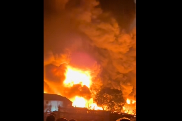 A weaving bag factory in Zhejiang’s Aojiang was engulfed in a massive fire, burning for over ten hours.
