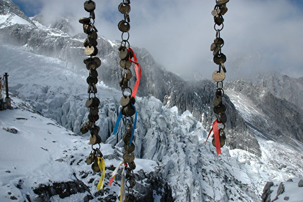 Tourists Stranded at the Top of Yulong Snow Mountain in Yunnan on the Fifth Day of the Lunar New Year