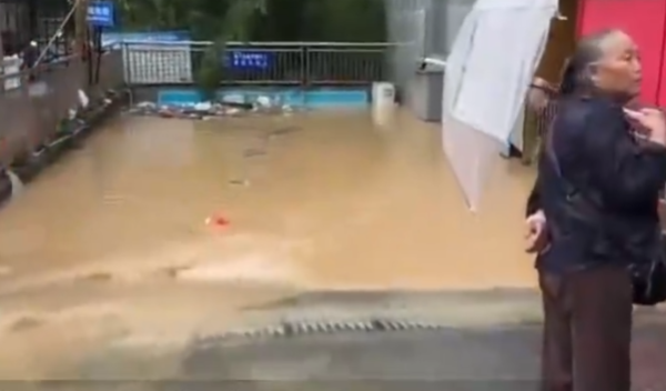 Garage in Longshan residential area in Hunan flooded, four owners missing.