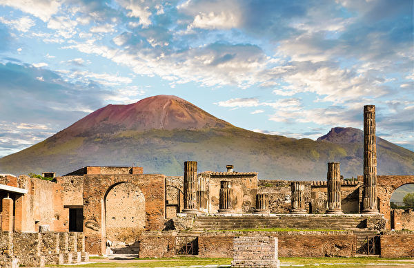Partial Damage to Pompeii Ruins in Italy Earthquake