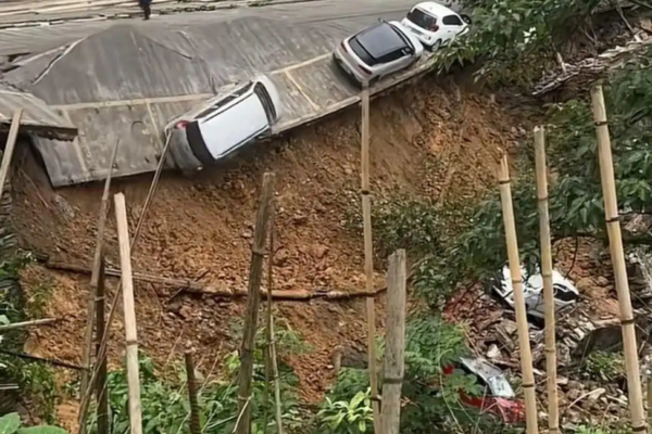 A highway in Liuzhou, Guangxi collapses, causing multiple cars to roll down.