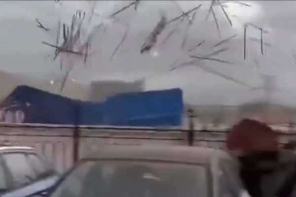 Shandong’s billboards shredded by strange winds, netizens: like a barrage of arrows