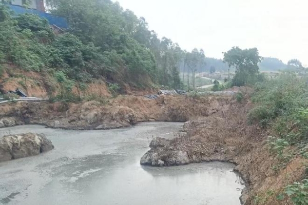 Guangxi villagers suffer diarrhea and headaches after drinking spring water contaminated with pig manure.