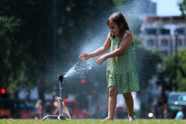 Europe Swept by Heatwave: England and France Issue Heatwave Warnings Successively