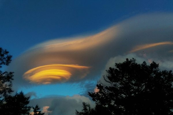 Giant “UFO Cloud” Appears in Taipei Sky, Sparking Public Discussion