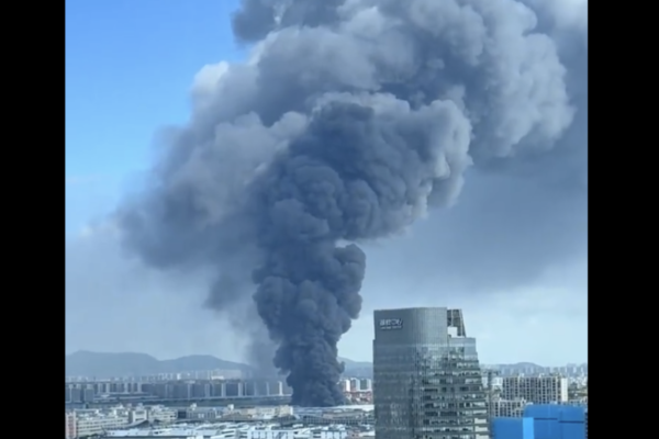 “Fire breaks out at Hangzhou factory, black smoke billows”