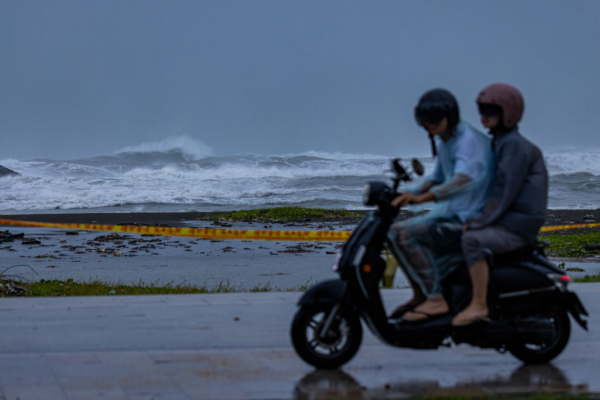 Typhoon Vongfong hits Taiwan and the Philippines, will land in southern China today and tomorrow.