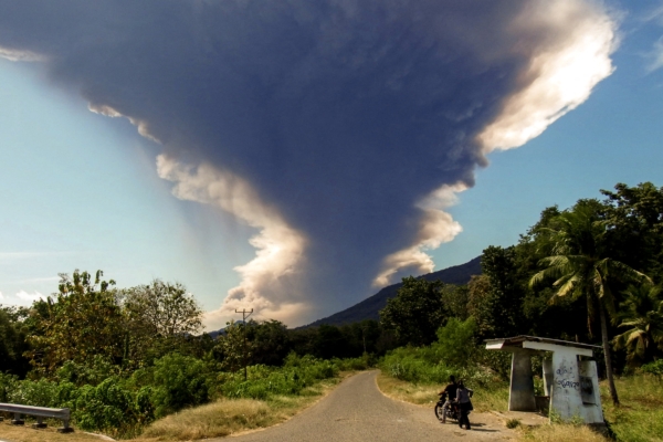 Indonesia’s Mount Lewotobi Erupts Again, Ash Cloud Reaches 18,000 Meters