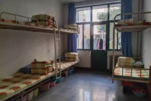 High school dormitory in Shandong without air conditioning, students faint from heat and sent to hospital.