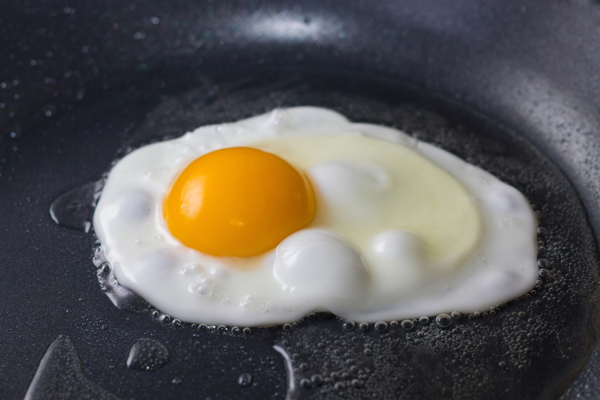 Flip-free Fried Eggs: Experts Share Tricks to Cook Without Oil or Butter