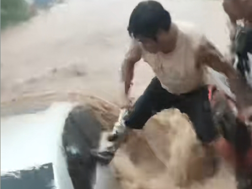 Guangxi Experiences Severe Flooding, Car Surrounded by Floodwaters, Man Smashes Window to Rescue People
