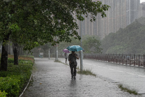 Hong Kong suffers rare heavy rain in 140 years, black rainstorm warning issued frequently breaking record.
