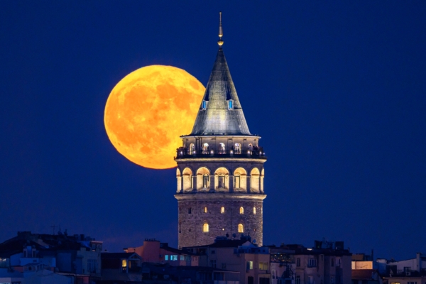 Photo Collection: The full “Sturgeon Moon” illuminates the night sky worldwide