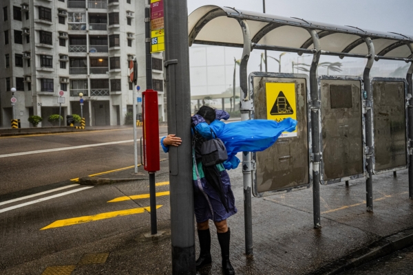 Photo Gallery: Typhoon Hujasa Approaching, Hong Kong Issued Typhoon Signal No. 10