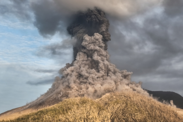 Indonesian volcano erupts violently, volcanic ash shoots up to ten thousand meters high